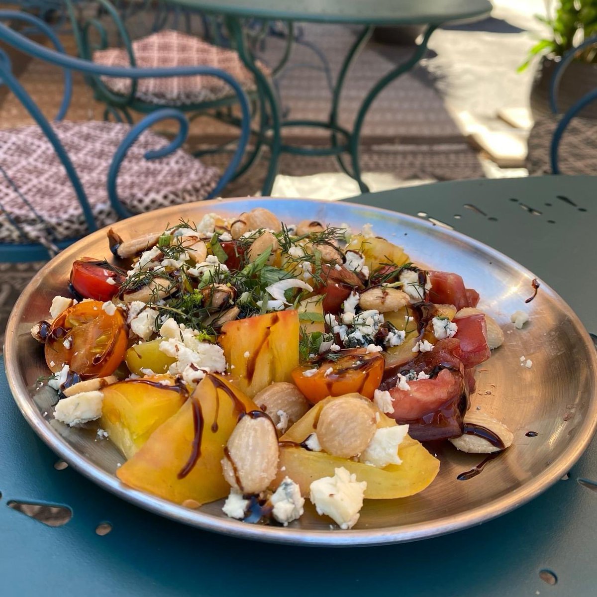 RedWingVCB's tweet image. 🍷This weekend 𝕖𝕒𝕥 𝕨𝕙𝕖𝕣𝕖 𝕥𝕙𝕖 𝕝𝕠𝕔𝕒𝕝𝕤 𝕕𝕠! We have a list of local favorites that include date night, family friendly, and alternative atmosphere options. 🥗

Check them out here ➡ redwing.org/food-drink/uni…

#onlyinmn #exploreminnesota #visitredwing #delicious