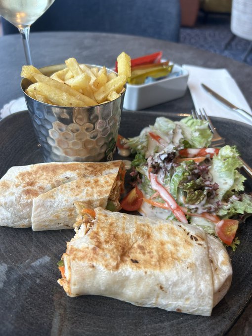 At airport Hotel . Late lunch after a 3 hour drive&hellip;&hellip;.. who&rsquo;s getting the bill ? 🛫🥂🍴🌮🥗🐷 https://t.co/