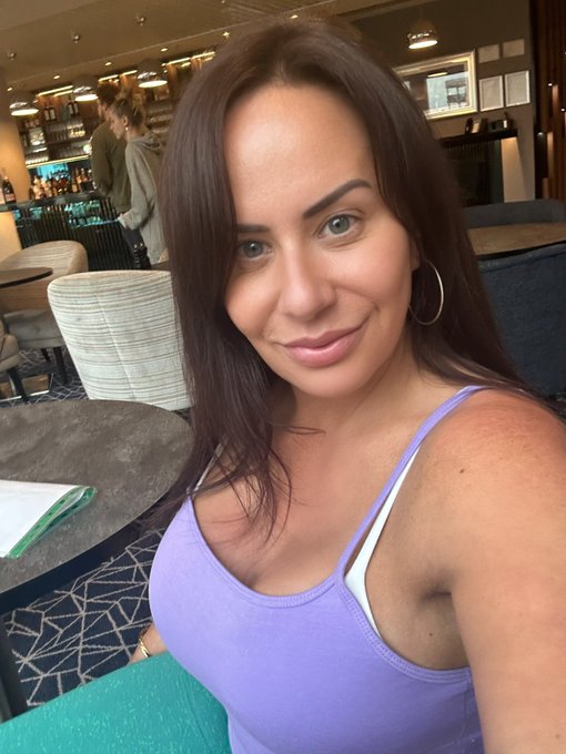 At airport Hotel . Late lunch after a 3 hour drive&hellip;&hellip;.. who&rsquo;s getting the bill ? 🛫🥂🍴🌮🥗🐷 https://t.co/