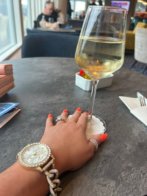 At airport Hotel . Late lunch after a 3 hour drive&hellip;&hellip;.. who&rsquo;s getting the bill ? 🛫🥂🍴🌮🥗🐷 https://t.co/