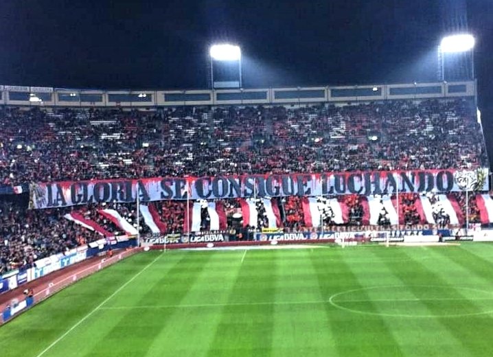 yasaronel's tweet photo. Madrid Vicento Calderon Stadı. Tribününde afiş, Türkçesi,  "Hicbir zafer, savaşılmadan kazanılmaz."  Emre Belözoğlu ve Arda Turan. Atletico 5, Sevilla 0.
Eryaman Stadı. Belözoğlu, Şanlı Ankaragücü TD. AG 3, Kayseri 0.
AG, savaştı ve kazandı.
Şanlı AG için Take off (kalkis) zamanı https://t.co/vw85fc2ypM