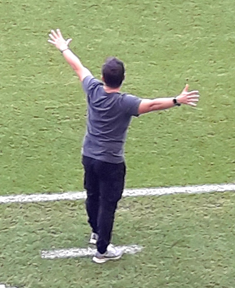 yasaronel's tweet photo. Madrid Vicento Calderon Stadı. Tribününde afiş, Türkçesi,  "Hicbir zafer, savaşılmadan kazanılmaz."  Emre Belözoğlu ve Arda Turan. Atletico 5, Sevilla 0.
Eryaman Stadı. Belözoğlu, Şanlı Ankaragücü TD. AG 3, Kayseri 0.
AG, savaştı ve kazandı.
Şanlı AG için Take off (kalkis) zamanı https://t.co/vw85fc2ypM