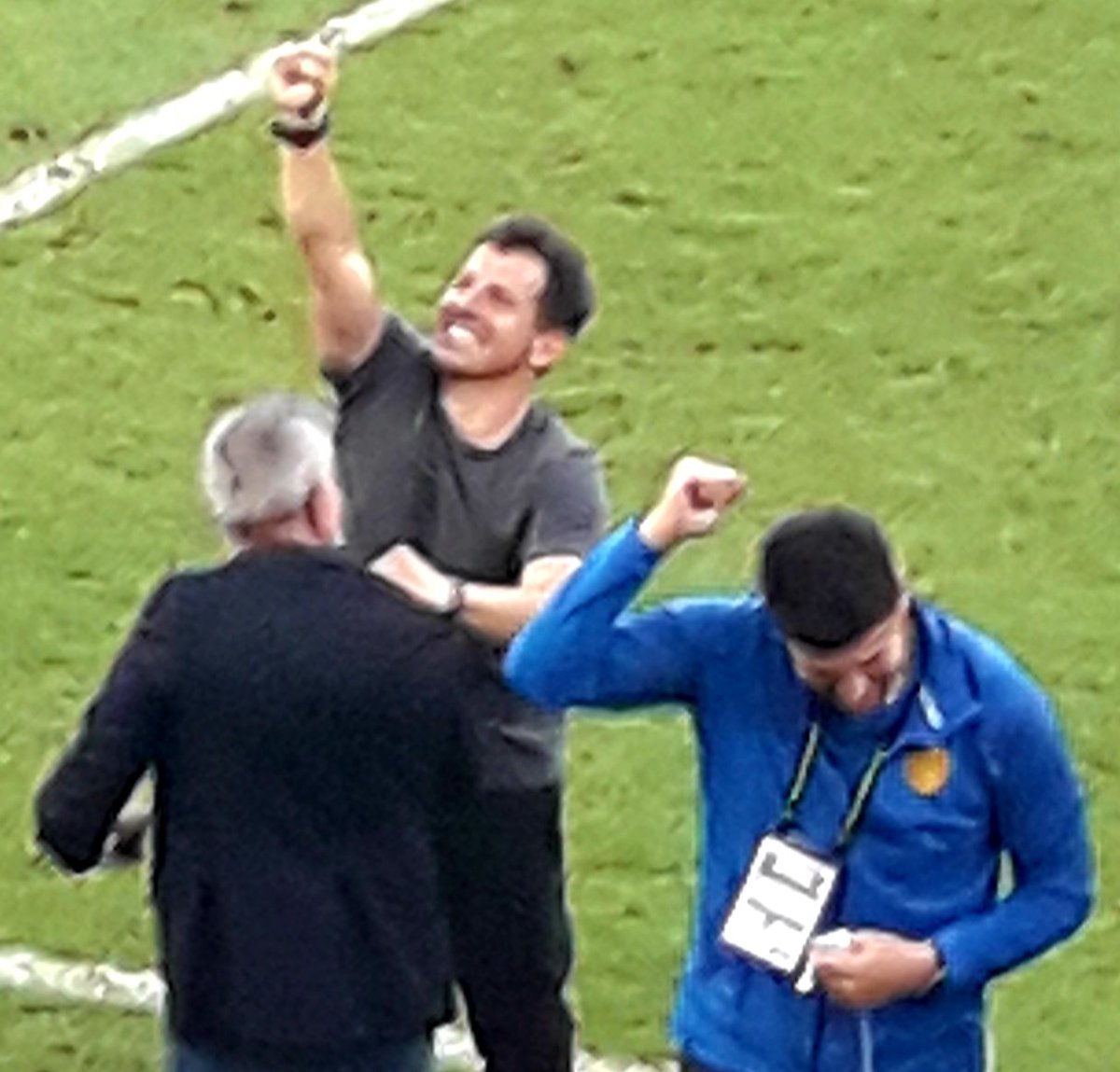 yasaronel's tweet photo. Madrid Vicento Calderon Stadı. Tribününde afiş, Türkçesi,  "Hicbir zafer, savaşılmadan kazanılmaz."  Emre Belözoğlu ve Arda Turan. Atletico 5, Sevilla 0.
Eryaman Stadı. Belözoğlu, Şanlı Ankaragücü TD. AG 3, Kayseri 0.
AG, savaştı ve kazandı.
Şanlı AG için Take off (kalkis) zamanı https://t.co/vw85fc2ypM