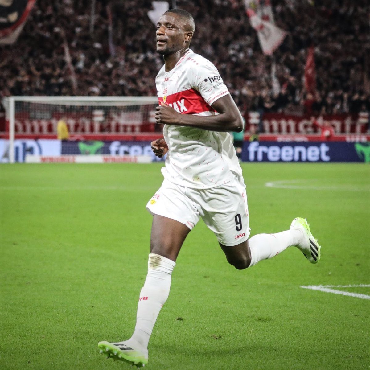 lnstantFoot's tweet photo. 🚨 Serhou Guirassy auteur d’un TRIPLÉ aujourd’hui face à Wolfsburg. ⚽️⚽️⚽️

L’international guinéen est de loin 𝗠𝗘𝗜𝗟𝗟𝗘𝗨𝗥 𝗕𝗨𝗧𝗘𝗨𝗥 de Bundesliga devant Harry Kane avec 13 réalisations en 7 matchs. 🤯🇬🇳 

Mais où va-t-il s’arrêter ? 😱 https://t.co/9tWFh0DeEE