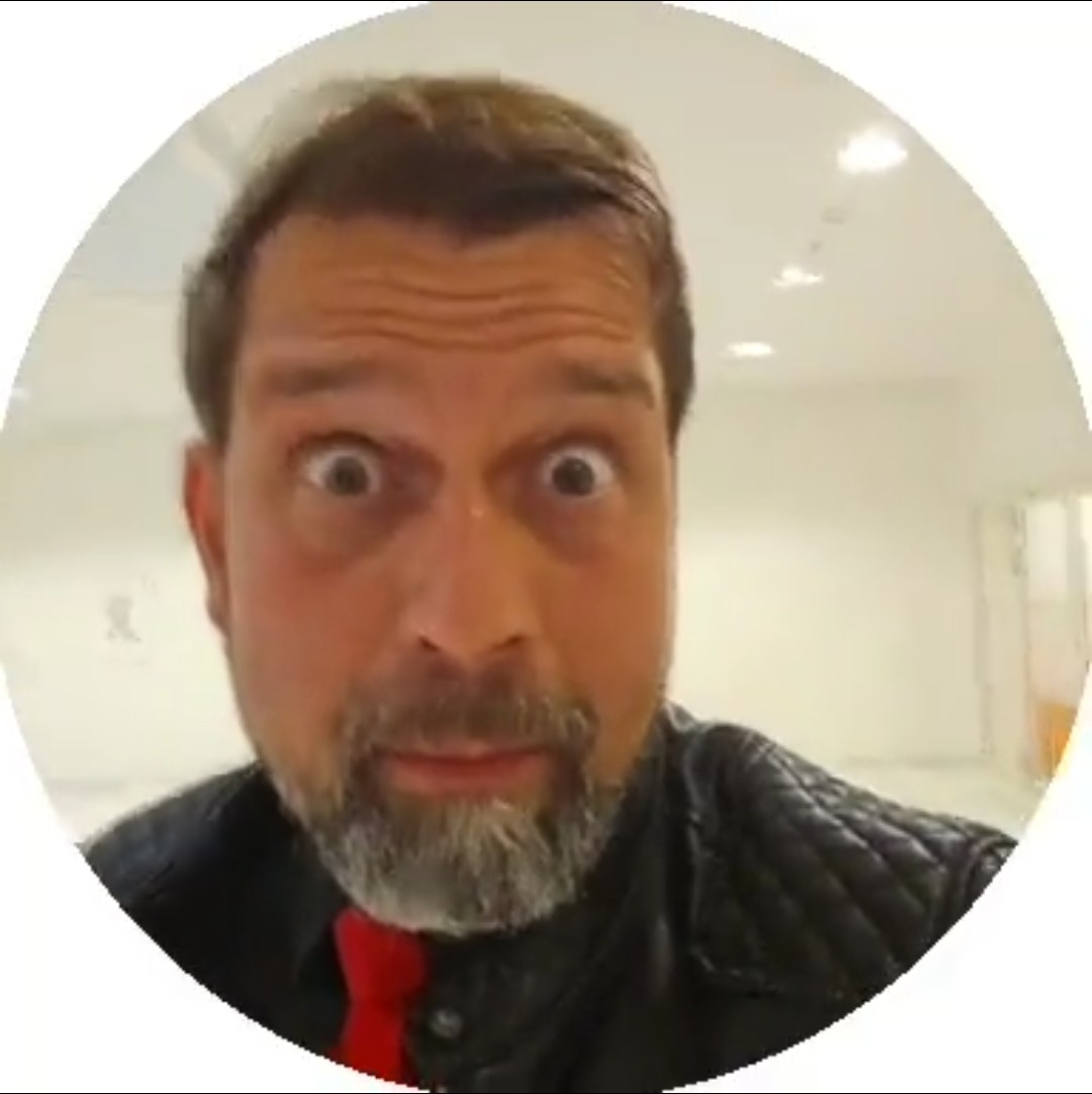 chatfunk's tweet photo. Rechtsextremist #BjörnBanane streunert durch die Gänge des #Brandenburg er Landtagsgebäudes und sieht die #Machtergreifung kurz bevorstehend. Es solle niemand mehr ruhig schlafen können,droht er noch.
#Querulanten
#Schwurbler
#NaziTerror
#Reichsbürger
#Unmenschlichkeit. https://t.co/3D8rNKY38F