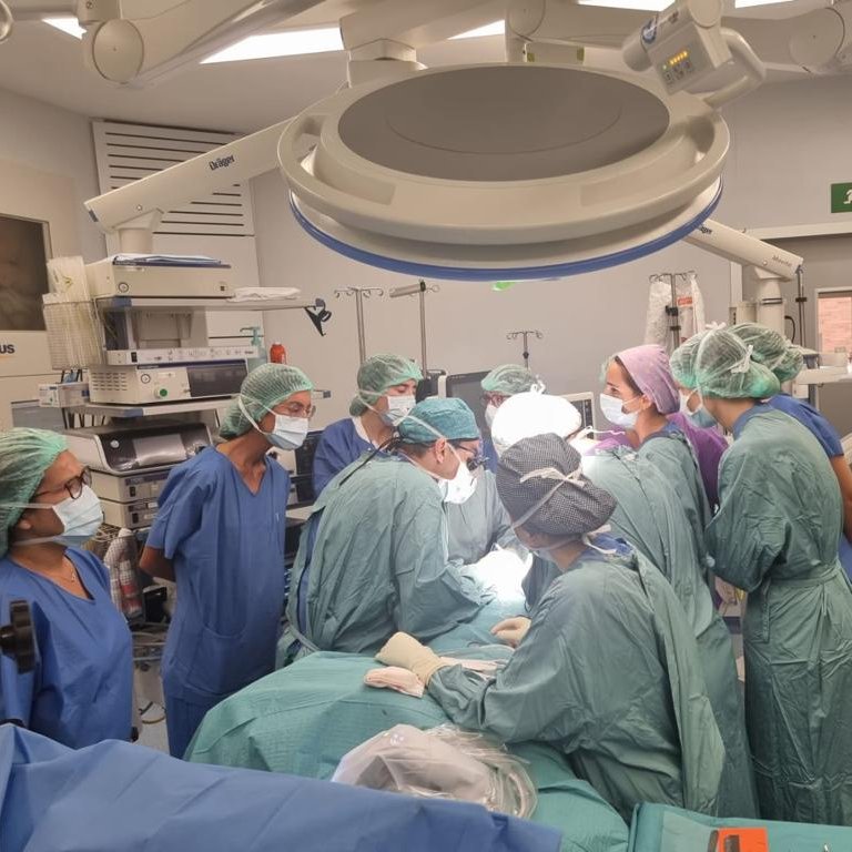 drvilallonga's tweet photo. 🔭👏 Curso de Tiroides @vallhebron con participación de cirujanas y cirujanos expertos de Cat 🖊️nuevos conceptos, nuevos abordajes, nuevas monitorizaciones. #codoacodomejor #lovethyroid @aecirujanos @SCatCir #codoacodomejor Gracias al super equipo y a @MedtronicES 👏 https://t.co/F4iM5Zc9zY