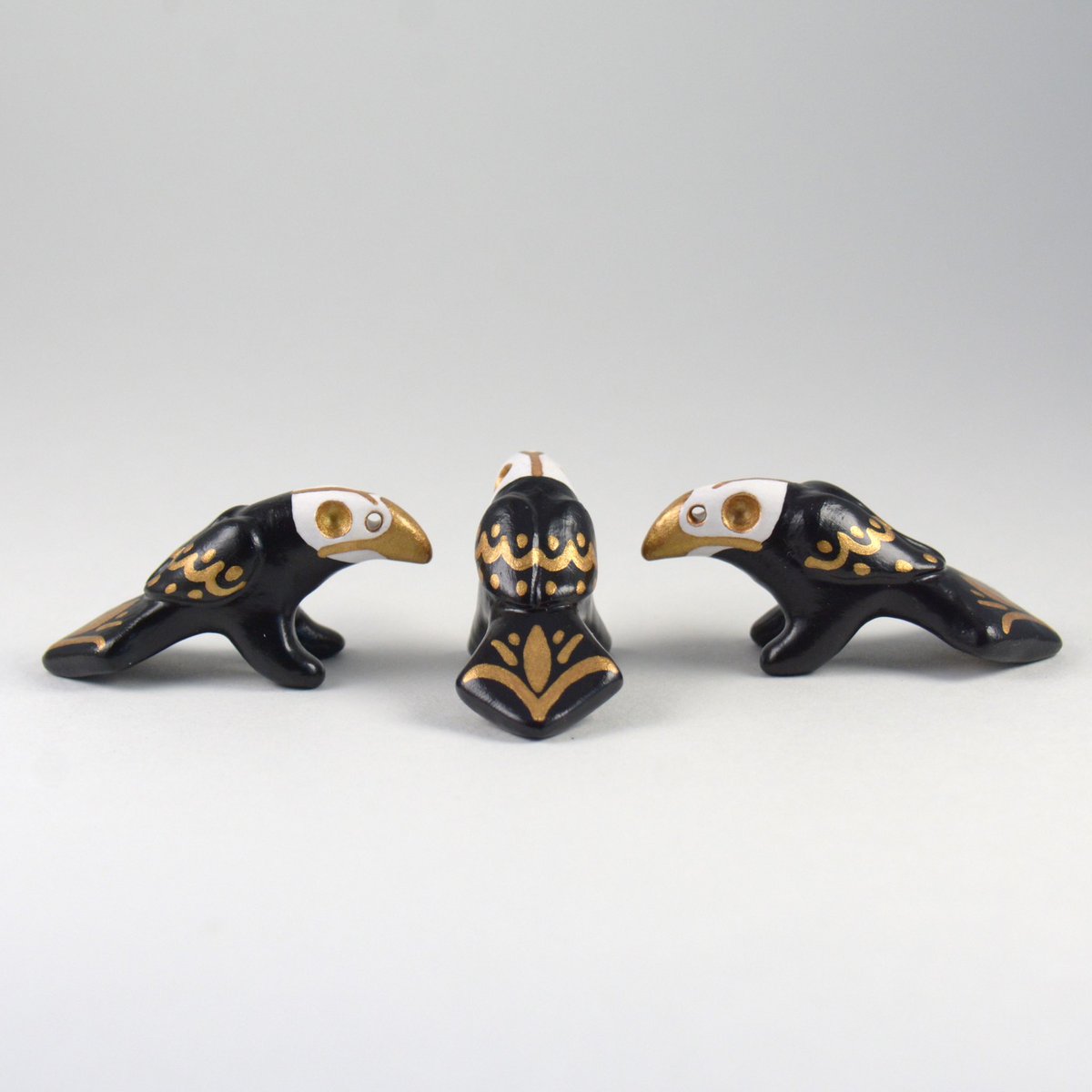 Happy Saturday everyone! On top of the new sculptures in my shop there are some more of these little crows back in stock as well!