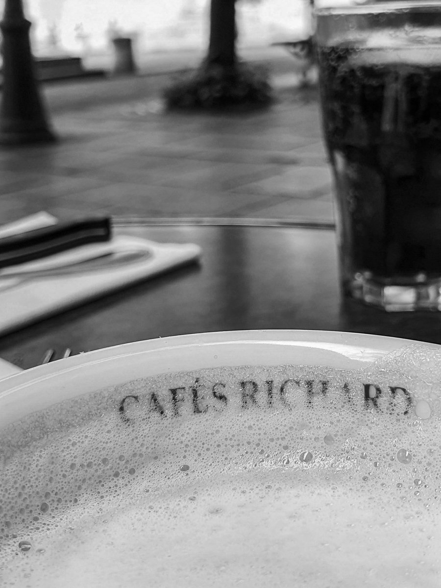 loose_n_cool's tweet image. #fot_O_ktober #namen 
Café in Parijs #PhotoChallenge