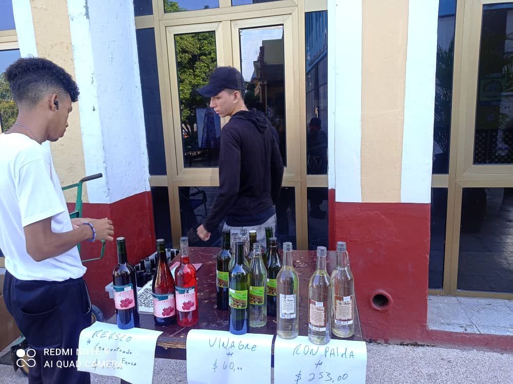 Los trabajadores de las UEB Casilla Especializada, El Convenio, Las Comisiones se llegan hasta el boulevard para brindarle al pueblo espirituano, una feria tecnológica con la modalidad de ventas por Código QR
#SanctiSpíritusEnMarcha
#ComercioCuba
<a href="/GecomSanctiSp/">GECOMSantiSpíritus</a> 
<a href="/ArielFdezMartin/">Ariel Fernandez Martin</a>