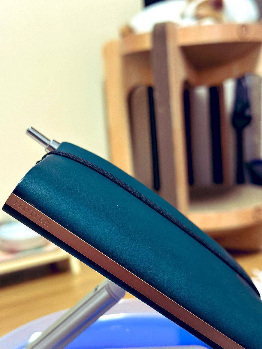 mizutama_8and7's tweet image. システム手帳サロンのツイート見てると、デジタルの時代になったのにみんな結構アナログな手帳好きじゃん、仲間じゃんって思ってニヤニヤしてる

ここで徐に来年の手帳投下。

右下に名前入ってるのでぼかし加工してあります🙄

#plotter #リスシオ #手帳