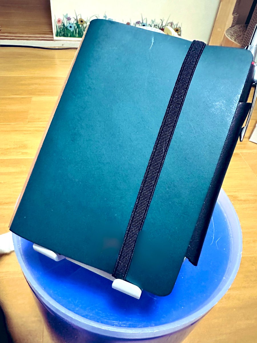 mizutama_8and7's tweet image. システム手帳サロンのツイート見てると、デジタルの時代になったのにみんな結構アナログな手帳好きじゃん、仲間じゃんって思ってニヤニヤしてる

ここで徐に来年の手帳投下。

右下に名前入ってるのでぼかし加工してあります🙄

#plotter #リスシオ #手帳
