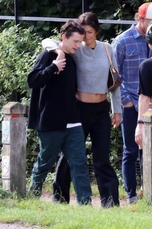 Мне нравится, что Зендея то за талию его возьмет, то руку так на плечо, чисто чтобы все понимали ЭТО ЕЁ МАЛЫШКИНС 😏👌