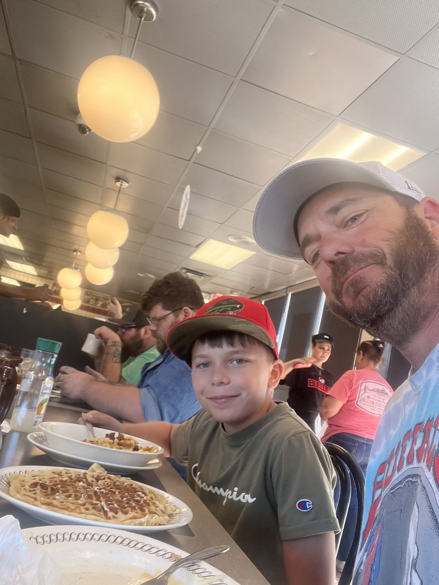 Devoguido's tweet photo. @MarkusSandlin @ryandrummoore @BLUEFAN10 @bsmith758 @Braves The boy and I are getting in a good luck meal #WafflePower https://t.co/VtZRlsEhHA