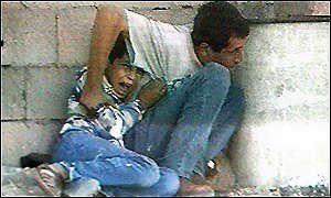 bumilangit's tweet photo. Muhammad al Durrah, 12 pada tahun 2000. Dilindungi bapanya, tanpa senjata. 

Tentera Israel menembak keduanya. Si anak syahid. 

Jangan sembang Israel nak pertahankan diri. Mereka jauh lebih jahat. https://t.co/WSspHSo9Ci