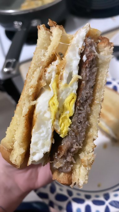 I made a lil fried egg breakfast sandwich and this is the best my fried eggs have ever looked 🥺🥺 https://t