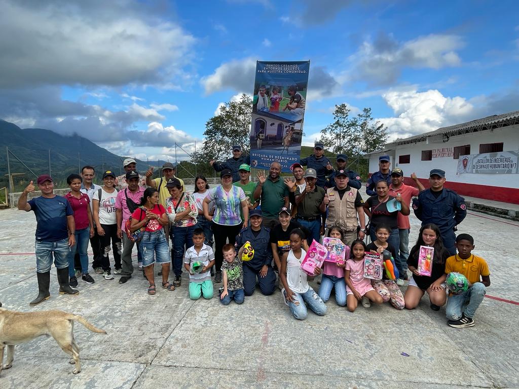 ReservaBR4's tweet photo. El Batallón de Ingenieros de Desminado Humanitario  N⁰7,  realizó capacitación de Educación en el Riesgo de Minas Antipersonal a personas de la Vereda Puerto Rico en el municipio de @SanCarlos Antioquia, donde  se efectuadon actividades ludicas-recreativas con niños y adultos https://t.co/NRxfwMuIEB