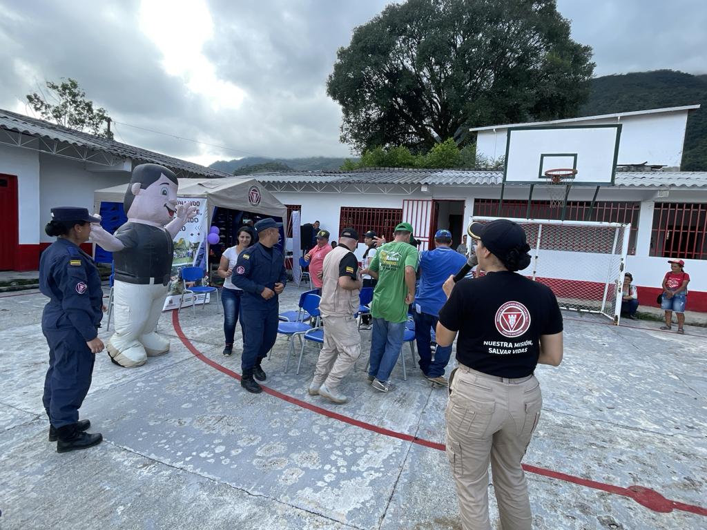 ReservaBR4's tweet photo. El Batallón de Ingenieros de Desminado Humanitario  N⁰7,  realizó capacitación de Educación en el Riesgo de Minas Antipersonal a personas de la Vereda Puerto Rico en el municipio de @SanCarlos Antioquia, donde  se efectuadon actividades ludicas-recreativas con niños y adultos https://t.co/NRxfwMuIEB