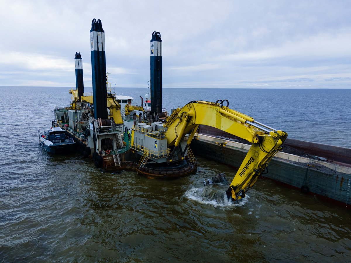 💪  Koolla on väliä! Kun meriväylää syvennetään, työkoneet ovat massiivisia. Tällaisia monstereita ei tavanomaisilla työmailla nähdä.

👉 Käy lukemassa lisää vesiväylien syventämisestä Kemin Ajoksen meriväylällä: vayla.fi/-/vesivaylia-s…

#Rakentaminen #Ruoppaus #Kemi #Ajos