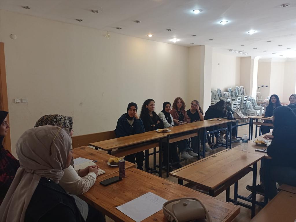EdanurKKBERBER1's tweet photo. TÜGVA Esenler Hanım lise Ekibin düzenlediği  haftalık Hanım Okul başkanları toplantımızı ilçe başkanımız Şeref YUMURTACI'nın katılımıyla gerçekleştirdik.
İslam alemine ve bütün insanlığa model teşkil edecek bir gençlik şuuru ile hedeflerimize yürüyoruz.
İyi ki varsınız gençler💪🏻 https://t.co/8pks51V0Dc