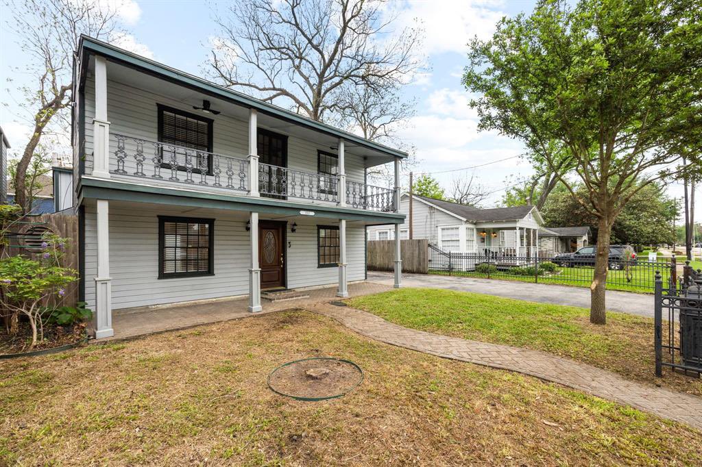 PatMaween's tweet photo. Anybody in Houston looking for a 1 bedroom home with a 2000sqft warehouse in the back? Can be used as a studio space, workshop, or mechanic shop. Located in the heights. $3300/month https://t.co/XBs2zRCQad