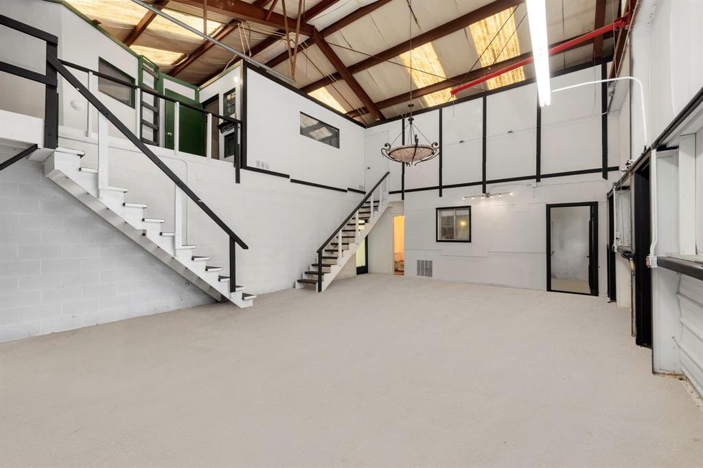 PatMaween's tweet photo. Anybody in Houston looking for a 1 bedroom home with a 2000sqft warehouse in the back? Can be used as a studio space, workshop, or mechanic shop. Located in the heights. $3300/month https://t.co/XBs2zRCQad