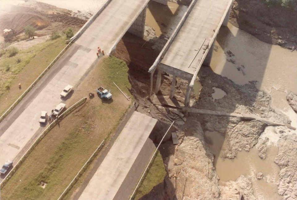 𝐍𝐨 𝐨𝐥𝐯𝐢𝐝𝐞𝐦𝐨𝐬 𝐥𝐚𝐬 𝐯𝐢́𝐜𝐭𝐢𝐦𝐚𝐬 𝐝𝐞𝐥 𝐩𝐮𝐞𝐧𝐭𝐞 𝐚𝐮𝐭𝐨𝐩𝐢𝐬𝐭𝐚 𝐒𝐚𝐧𝐭𝐚 𝐈𝐬𝐚𝐛𝐞𝐥 𝐡𝐚𝐜𝐞 𝟑𝟖 𝐚𝐧̃𝐨𝐬

La madrugada del lunes 7 de octubre de 1985, también ocurrieron otras desgracias. El puente sobre el río Coamo, a la altura del expreso PR-52