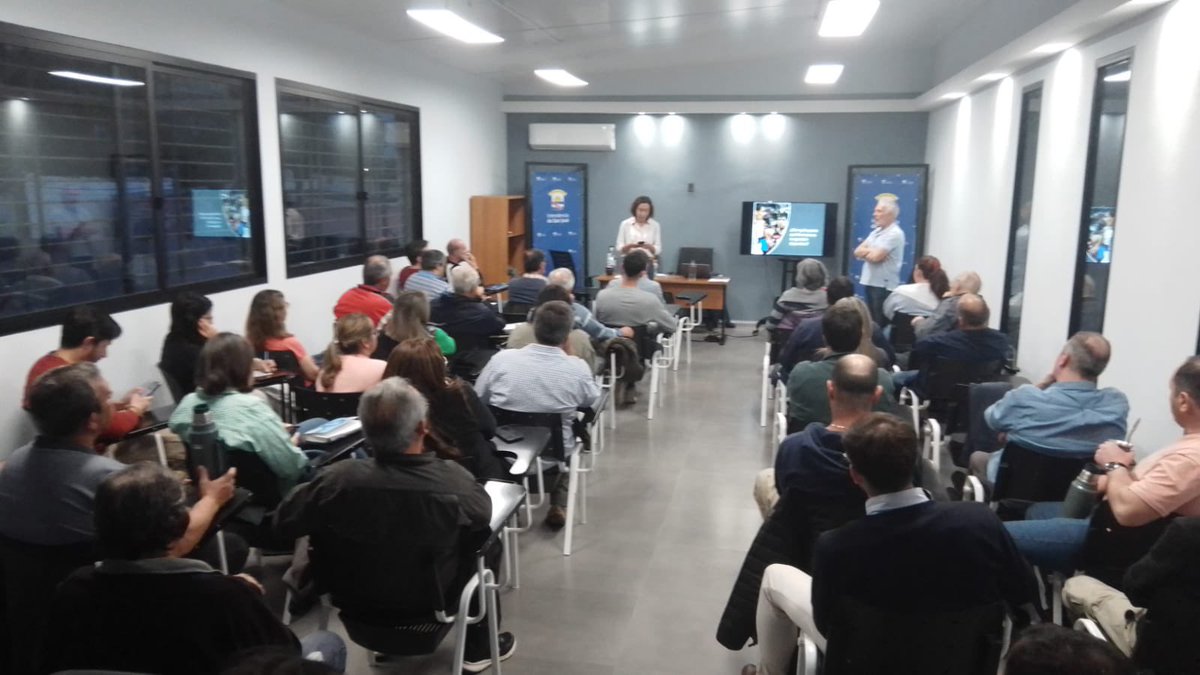sanjosegobierno's tweet photo. Se realizó este viernes, en el Estadio Casto Martínez Laguarda, el Primer Taller de Gestión Deportiva para directivos, gerentes, técnicos y colaboradores de clubes e instituciones. Contó con 60 participantes y estuvo a cargo de Miguel Blasco, docente de la Universidad Claeh. https://t.co/7x0HV4CkS1