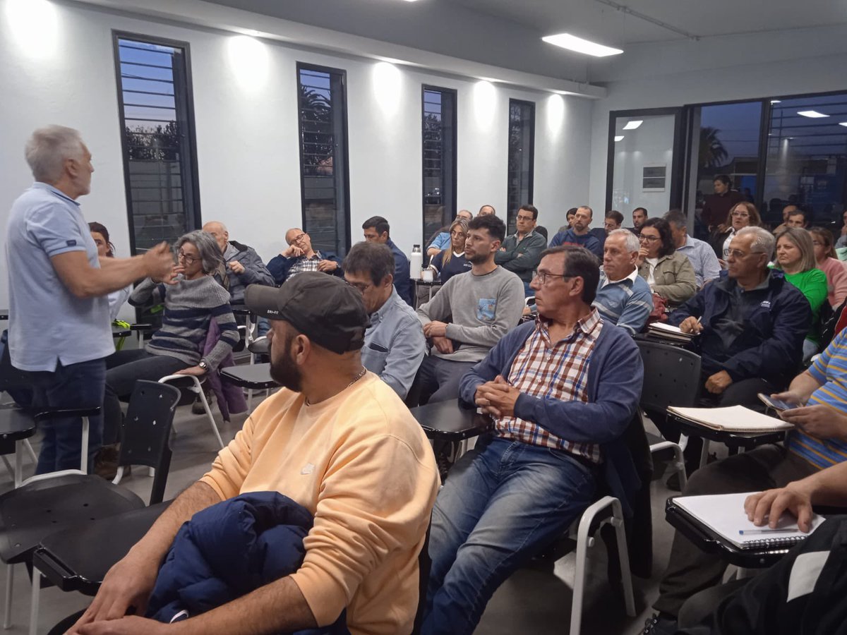 sanjosegobierno's tweet photo. Se realizó este viernes, en el Estadio Casto Martínez Laguarda, el Primer Taller de Gestión Deportiva para directivos, gerentes, técnicos y colaboradores de clubes e instituciones. Contó con 60 participantes y estuvo a cargo de Miguel Blasco, docente de la Universidad Claeh. https://t.co/7x0HV4CkS1