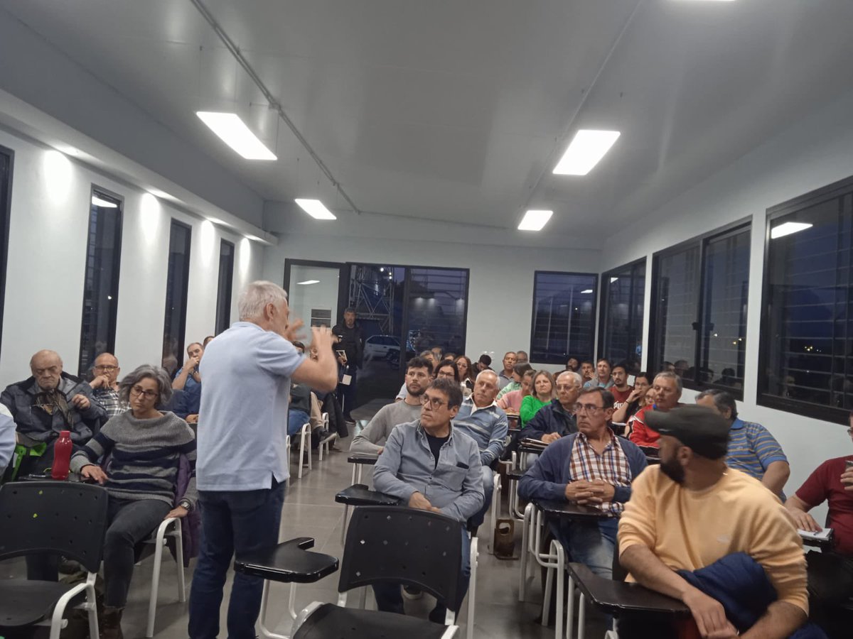 sanjosegobierno's tweet photo. Se realizó este viernes, en el Estadio Casto Martínez Laguarda, el Primer Taller de Gestión Deportiva para directivos, gerentes, técnicos y colaboradores de clubes e instituciones. Contó con 60 participantes y estuvo a cargo de Miguel Blasco, docente de la Universidad Claeh. https://t.co/7x0HV4CkS1