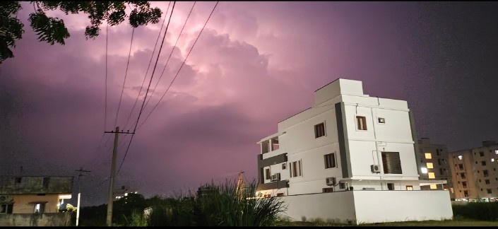 cinemaPannel_'s tweet photo. E Building Maa Hostel Pakkana Untadi

E Building Lo oka Ammai Ureskoni Chanipoindhi antaa 🤐🤐

Apudapudu Sounds vastai Ani Maa senior Annaya vallu Chepparu naaku 😫

Nenu namma Ledhu Basic ga manam Nammam Gaa Ilantivi

Kaani Oka roju Em Jarigindhi antee https://t.co/BQbbQpOVcq