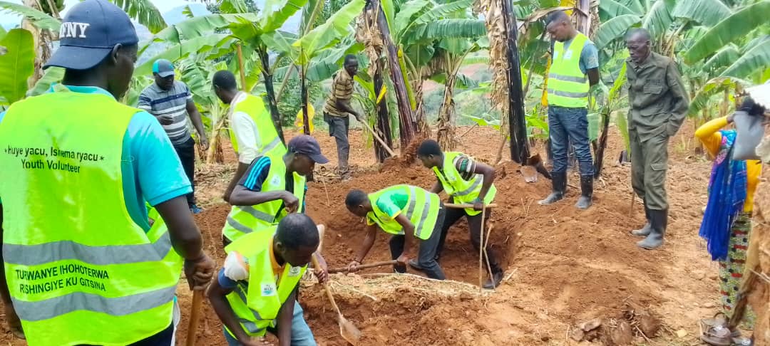 Mu murenge wa #RwaniroSector hakurungiwe inzu ,hubakwa umurima w'Imboga ndetse hubakwa n'ikimoteri kibika imyamda yaba ibora n'itabora. Ibi bikorwa byitabiriwe n'umuhuzabikorwa ku Karere <a href="/MusangamfuraEm5/">Musangamfura Emmanuel</a>
<a href="/A_sebutege/">Sebutege Ange</a> <a href="/KubanaRichard/">Kubana Richard</a> <a href="/RwandaLocalGov/">Ministry of Local Government | Rwanda</a> <a href="/Rwandapolice/">Rwanda National Police</a> <a href="/EricBayisenge/">Eric Bayisenge T.</a>