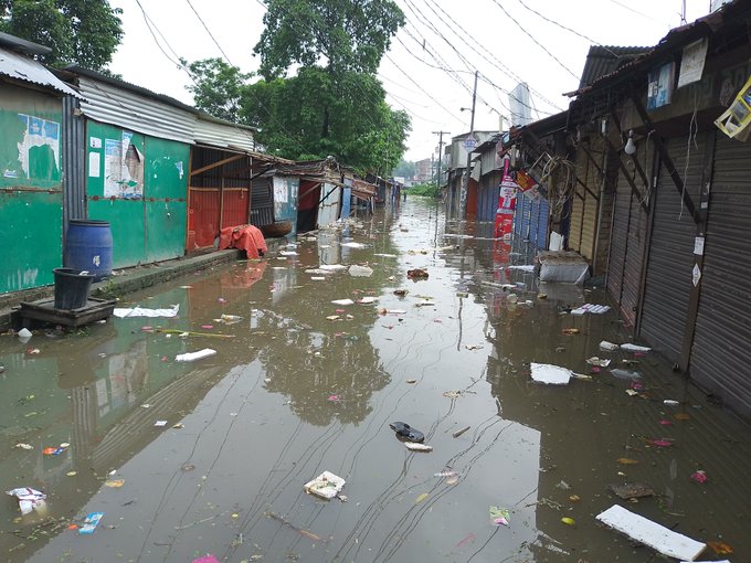 কালিয়াকৈরে একদিনের টানা র্বষনে পানিতে ডুবে গেছে বিভিন্ন রাস্তাঘাট