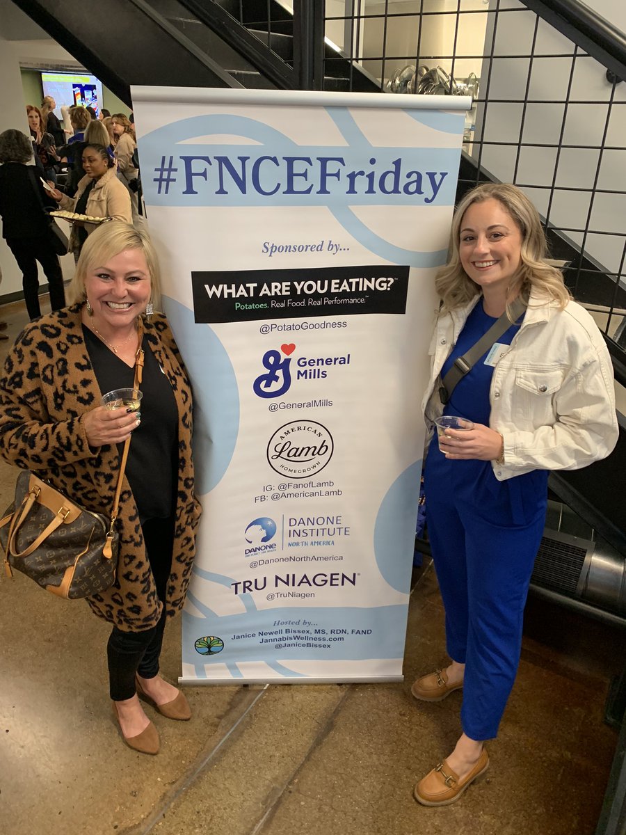 Fruits_Veggies's tweet photo. Our team kicked off the #FNCE week with an awesome #FNCEFriday event, hosted by @JaniceBissex. Not only did we connect with influential dietitians, but also saw some delicious produce pairings at play on the menu 💚#sponsoredevent @Potatoes_USA https://t.co/47z8e3ysNZ