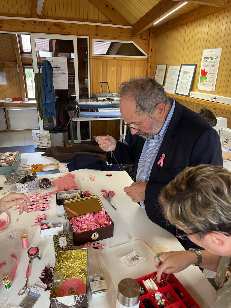 Scx_Flo's tweet photo. Atelier #RubanRose à La Manufacture de @Ville_de_Sceaux : une occasion de se rencontrer, d’échanger et de faire preuve de créativité pour porter ce message d’attention à toutes les femmes
#OctobreRose #PreventionCancer https://t.co/aTmeeakie0