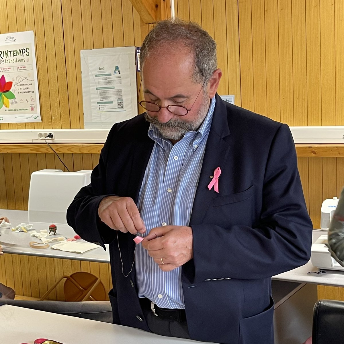 Scx_Flo's tweet photo. Atelier #RubanRose à La Manufacture de @Ville_de_Sceaux : une occasion de se rencontrer, d’échanger et de faire preuve de créativité pour porter ce message d’attention à toutes les femmes
#OctobreRose #PreventionCancer https://t.co/aTmeeakie0