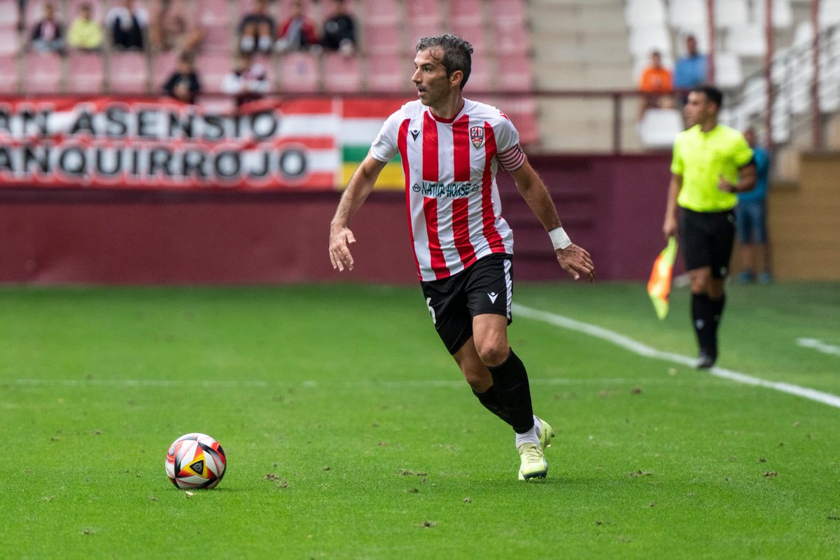 UDLogrones's tweet photo. 3️⃣0️⃣0️⃣ Si Iñaki, formado en las categorías inferiores del Zaragoza, juega mañana, alcanzará la cifra de 300 partidos disputados con el club. El capitán es el futbolista que más veces ha vestido la blanquirroja. De récord. https://t.co/r7SHLIcoqz