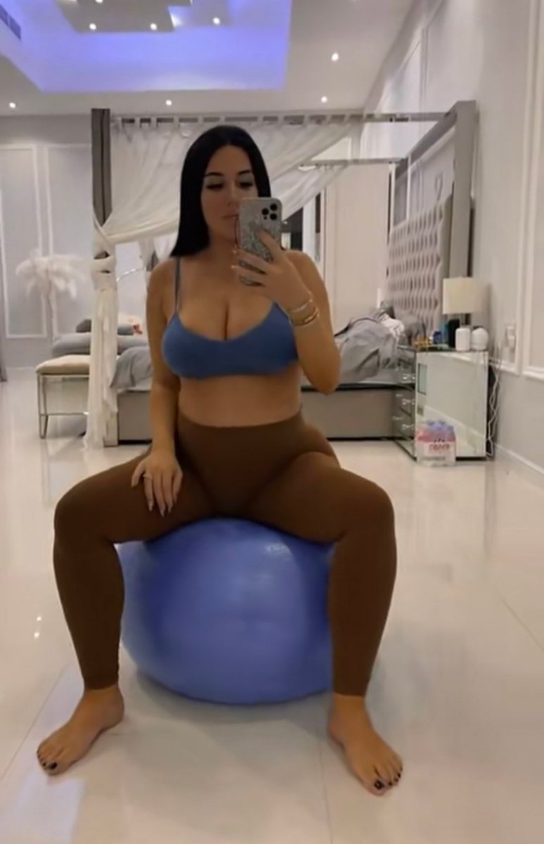WantedAuntie's tweet photo. #millajasmine et #kimglow 

Milla posée avec son gras du bide.

Kim glow posée avec  un vrai bb dans le ventre. 

La diff est phénoménale. https://t.co/VoYH1ndnsW