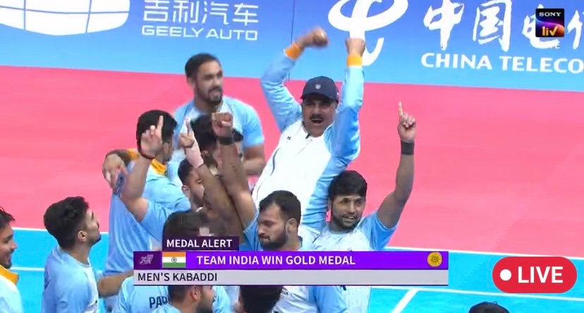 KanwariaSimran's tweet photo. Congratulations to Indian Men’s #kabbadi team for winning GOLD medal 🇮🇳🥇👏
Our team has proved their invincibility👏👍Played really well thoroughut the tournament 😍👏 #TeamIndia 
#AsianGames 
#IndiaAtAsianGames 
#Cheer4India https://t.co/6HvnMAlRTp