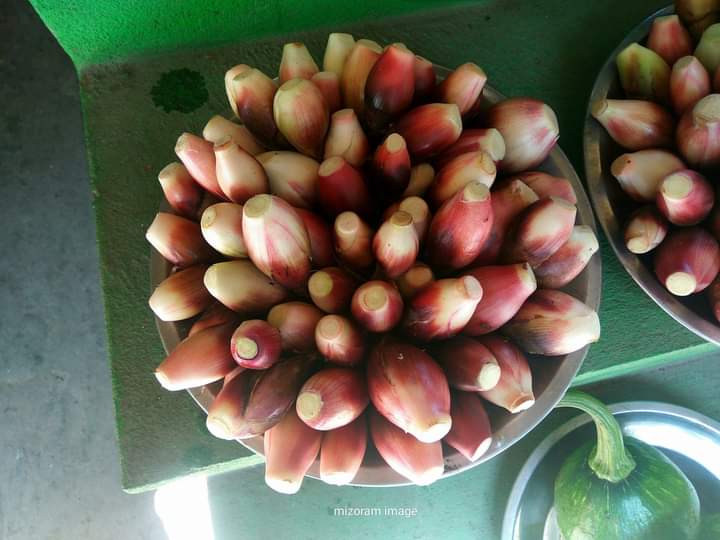 mizozeitgeist's tweet photo. Aidu in Mizo - Amomum dealbatum in #Mizoram market.
🫘The bud of wild cardamom.
🍛 #Aidu #Curry #Mizo #dish #food
"Aidu, Aidu Aidu
Khawṭhal aidu aidu
Aidu, muttuina"
~KC Lalvunga(Zikpuii pa)
'Mami pa mumang' https://t.co/uqoMMUnxFb