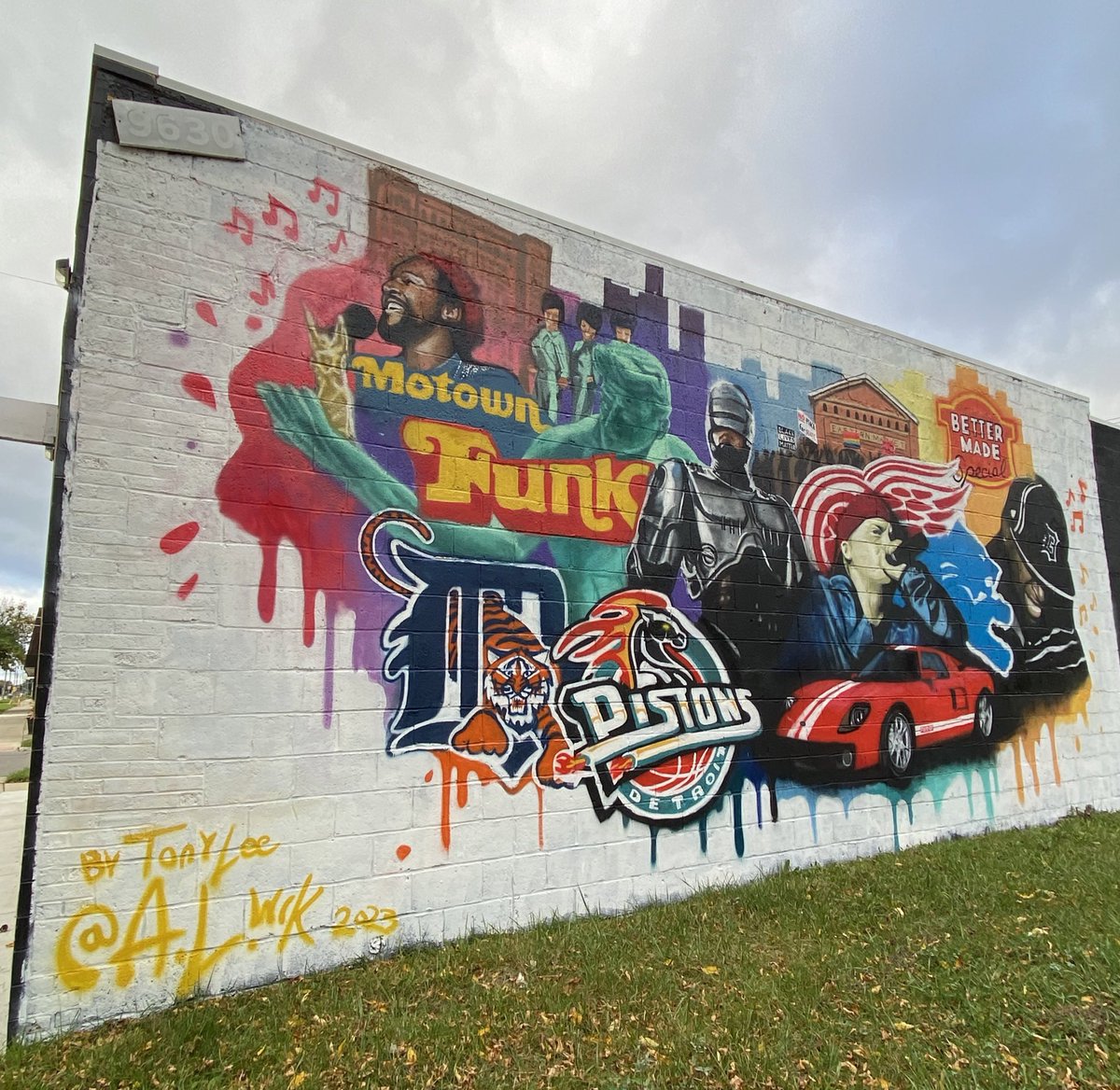 djjayded's tweet photo. There is so much #music that comes to mind out of this #mural … I hear “Welcome to the Show” by #JDilla 🎹 … I hear “Lose Yourself” by #Eminem 🎤 … I hear all of the #DetroitLions 🏈🦁 fans cheering … this wall is on fire 🔥 #Detroit #Motown 🎙️ #TonyLee #ALW #graffiti #art 🎨 https://t.co/msjOFA5Fg9