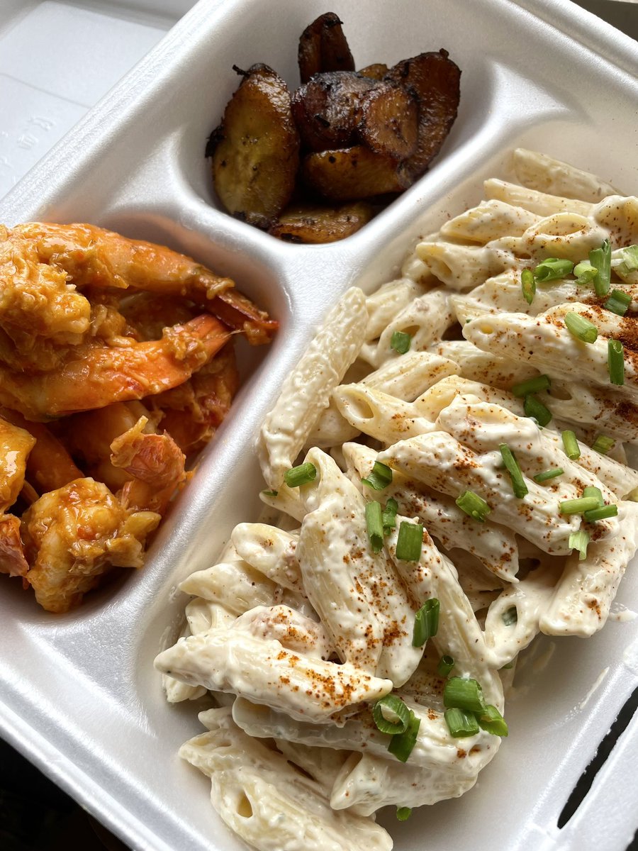 AvenueBites's tweet photo. Pasta Alfredo, Garlic Shrimp Stir fry and some (kelewele) plantain😉😮‍💨 https://t.co/L50eBZBJqk