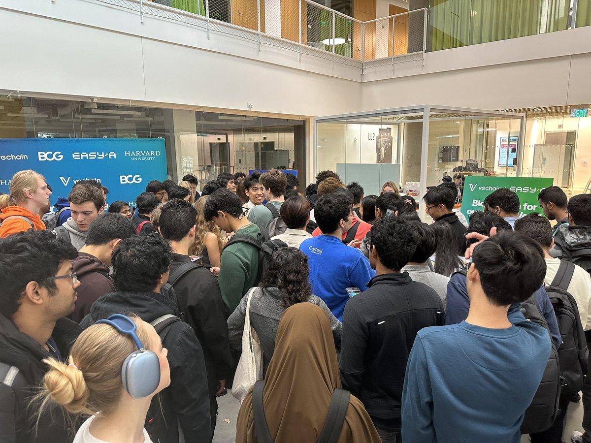 easya_app's tweet photo. Light, camera, ACTION! 🎥 

We’ve barely opened the doors to our @vechainofficial hackathon at Harvard and the EasyA gigabrains are already FLOODING in! 🌊 

What a CROWD! 🤩 https://t.co/GBvd5Nz6Dj
