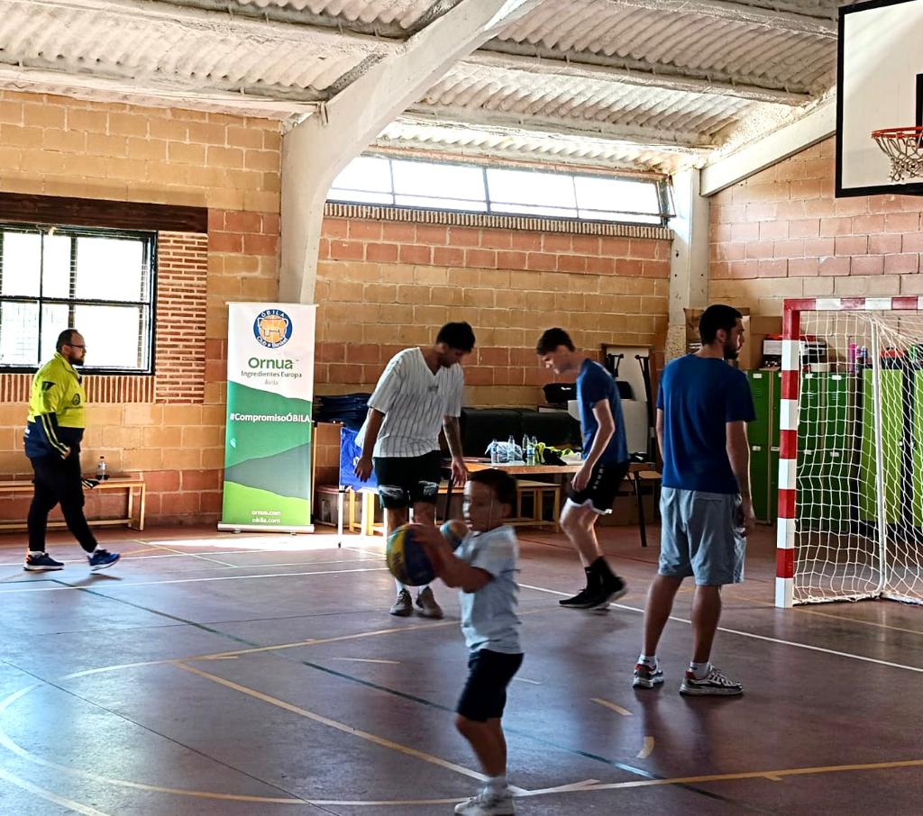 Obila_com's tweet photo. Hemos disfrutado en el Family Day de @OrnuaIngEurope

Un placer colaborar en esta actividad con la que la empresa fomenta el deporte y la vida saludable
#CompromisoÓbila 

Los empleados y empleadas de Ornua, junto a sus familias, han jugado al baloncesto con nuestros jugadores 🏀 https://t.co/lt8nSvvw5G