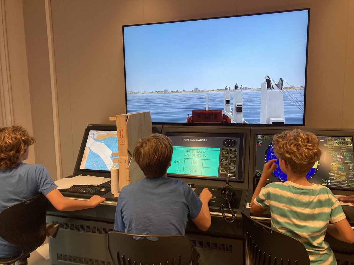 dezeruimte's tweet photo. Wat een toffe open dag was dat bij de faculteit techniek @HvA @Wetenschap_NL Bedankt! Mijn zoon was niet weg te slaan bij de simulatieruimtes waar studenten Maritiem Officier leren navigeren. Wat mooi om alle labs, werkplaatsen, studenten & docenten in actie te zien! #marof https://t.co/nOaO17AwFG