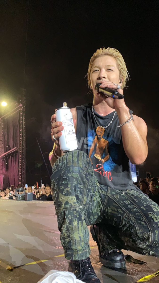 tvsarawak's tweet photo. @Realtaeyang Taeyang takes a break. Kita minum dulu!

📸Cicie Karim (TVS) 

 #BSMF #BSMF23 #BorneoSonicMusicFestival #TVS122 #TVSEntertainment #TaeyangSarawakDebut #TAEYANG #TAEYANGatBSMF2023 @realtaeyang https://t.co/dlVzEucwLL