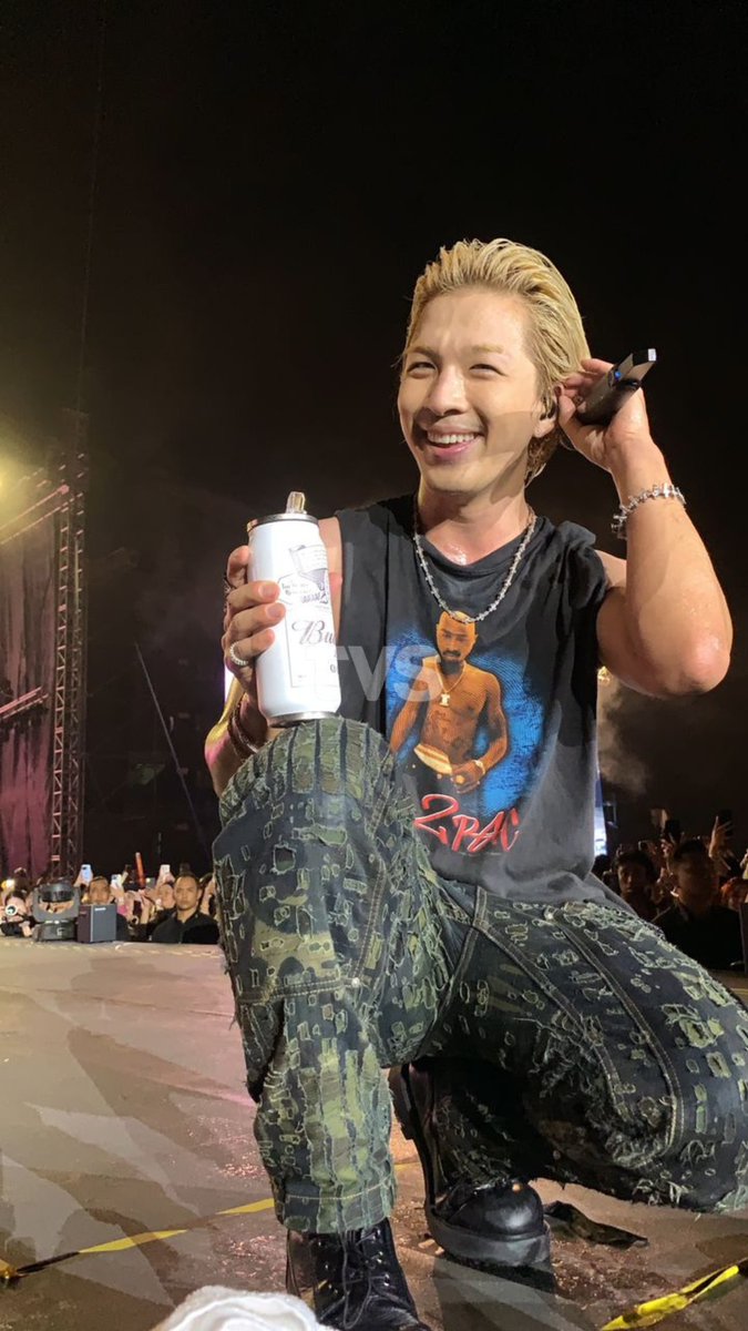 tvsarawak's tweet photo. @Realtaeyang Taeyang takes a break. Kita minum dulu!

📸Cicie Karim (TVS) 

 #BSMF #BSMF23 #BorneoSonicMusicFestival #TVS122 #TVSEntertainment #TaeyangSarawakDebut #TAEYANG #TAEYANGatBSMF2023 @realtaeyang https://t.co/dlVzEucwLL