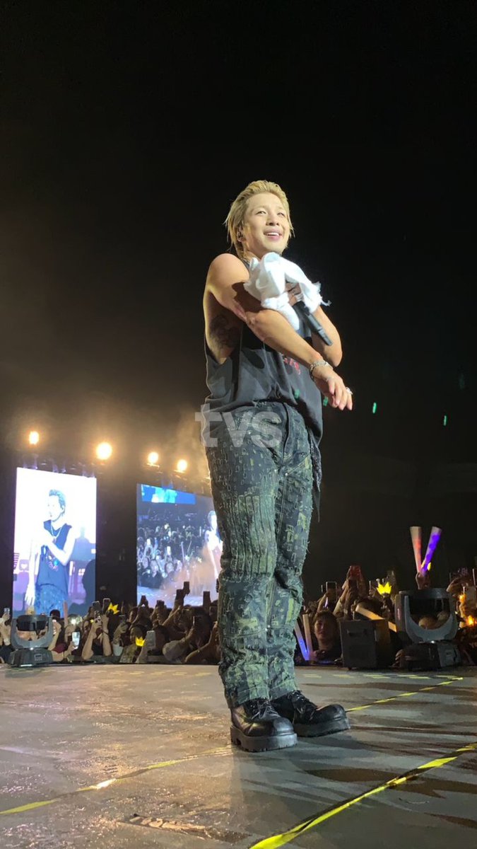 tvsarawak's tweet photo. @Realtaeyang Taeyang takes a break. Kita minum dulu!

📸Cicie Karim (TVS) 

 #BSMF #BSMF23 #BorneoSonicMusicFestival #TVS122 #TVSEntertainment #TaeyangSarawakDebut #TAEYANG #TAEYANGatBSMF2023 @realtaeyang https://t.co/dlVzEucwLL