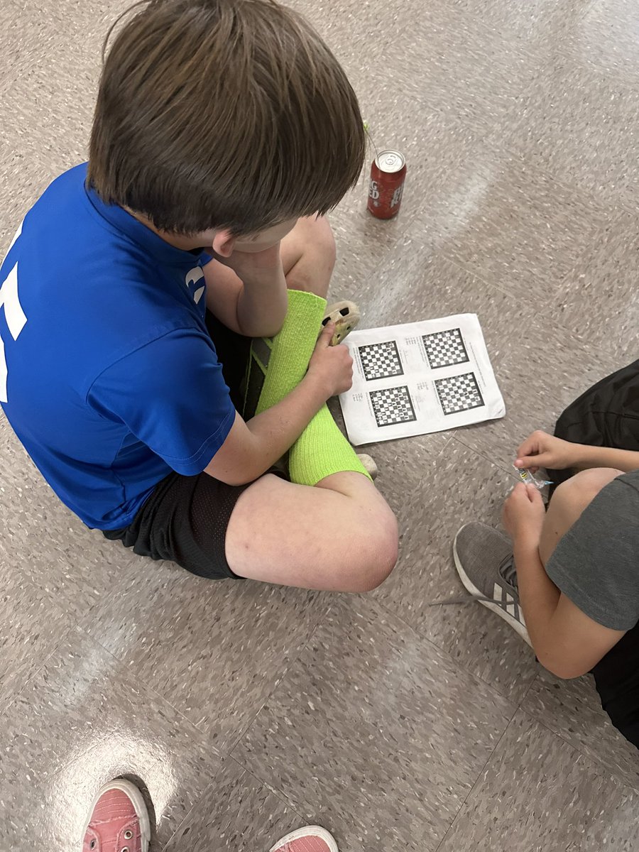 Love this boy’s heart for helping others! Even after school, he was helping a 2nd grader learn the ways of UIL chess puzzles ♟️#Team ISD #ReasonsILoveClifton