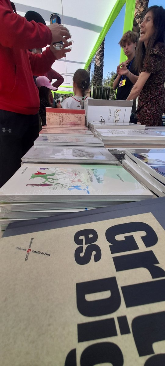 EdicionesUACh's tweet photo. El viento sur arrastro consigo desde #valdiviacl hasta Santiago miles y miles de nuestras hojas, traducciones, poesía, ensayos, ciencias, salud, narrativa y mucho más. Una #primaveradellibro imperdible en el #parqueinesdesuarez organizada por @EditorialesCL #culturaprovidencia https://t.co/7Djdw8hkvB