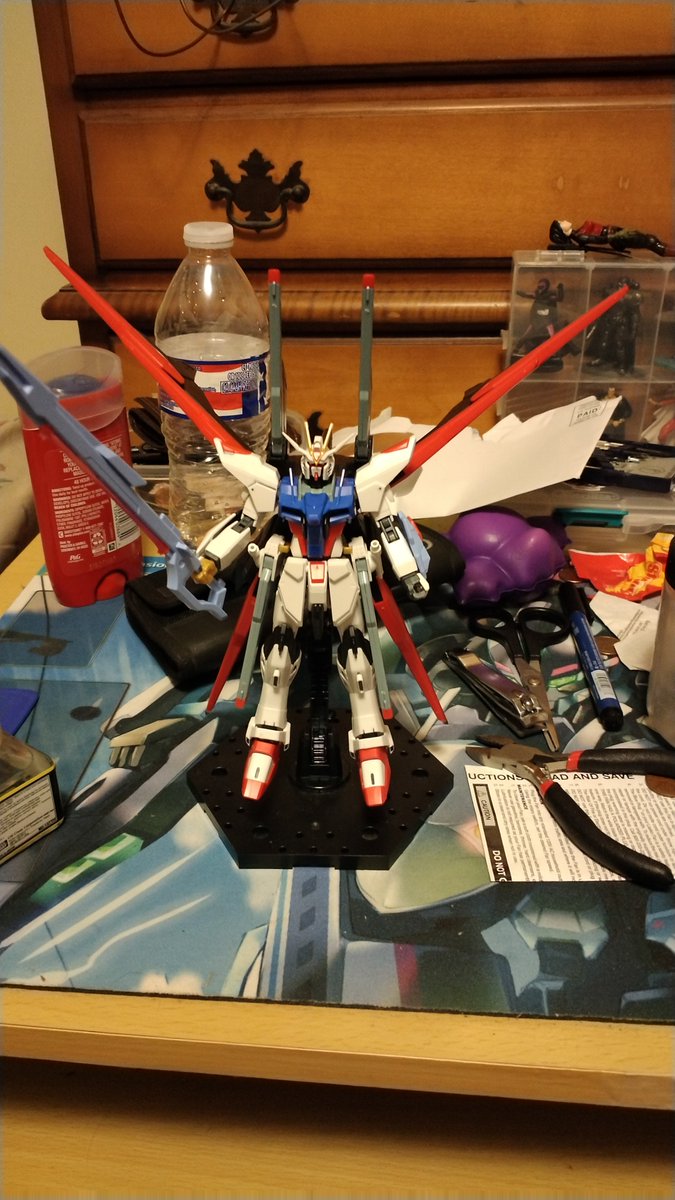 So I finished customizing my Perfect Strike Freedom Gundam. I took the armaments off of the shoulders and  added the waist cannons instead. Kept the sword and gun but I didn't like those shoulder armaments at all. 

#gunpla #kitbash